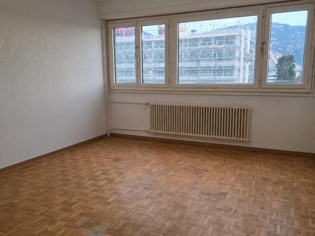 SCHÖNE 2,5 ZIMMER HALB MÖBLIERTE WOHNUNG IN THÔNEX