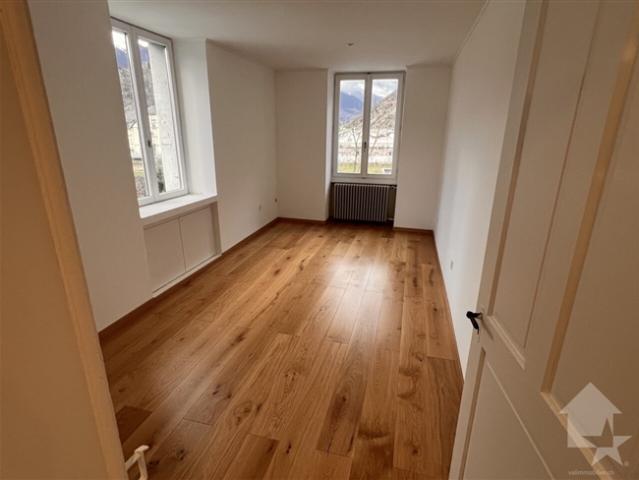 Schöne 2.5 Zimmerwohnung, komplett renoviert mit Garagenbox