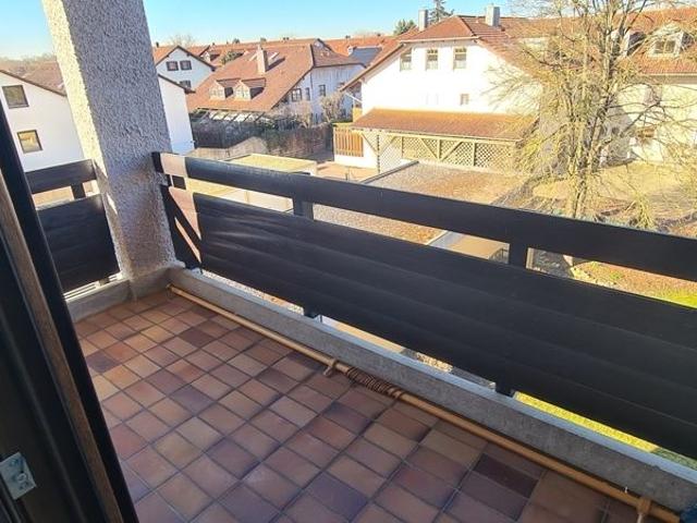 Schöne 2 Zimmer Etagenwohnung mit Balkon, Garagenstellplatz und Kellerabteil – I.