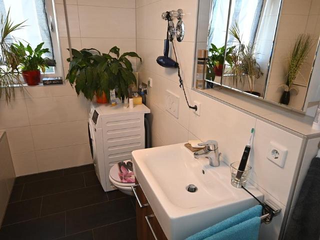 Schöne 2 Zimmer Wohnung mit Einbauküche, Balkon und Carport in Neumarkt Holzheim