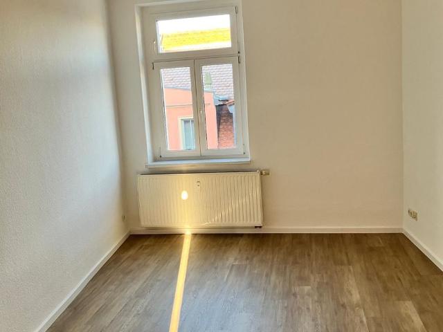 Schöne 2 Raum Whg.in Grimma, neues Laminat, Bad mit Fenster und Balkon!