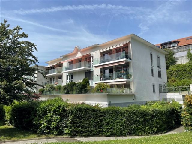 SCHÖNE 4,5 ZIMMER RENOVIERTE WOHNUNG MIT TERRASSE UND GARTEN