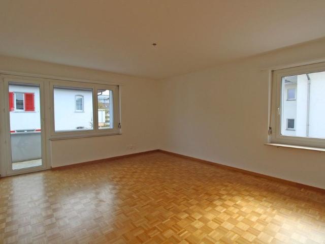 Schöne 4.0 Zimmerwohnung mit Balkon zu vermieten