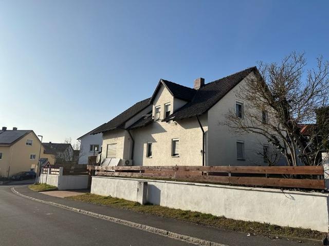 Schöne 4 Zimmer Dachgeschosswohnung mit Gartenanteil, Balkon, Blockhütte und Garage in ruhiger Lage