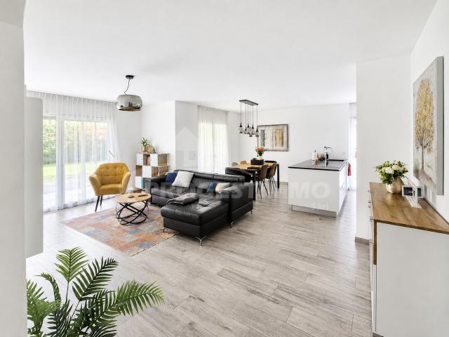 SCHÖNE 5.5 ZIMMER WOHNUNG MIT TERRASSE UND PRIVATEM GARTEN