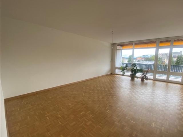 Schöne 5 Zimmer Wohnung mit Schwimmbad
