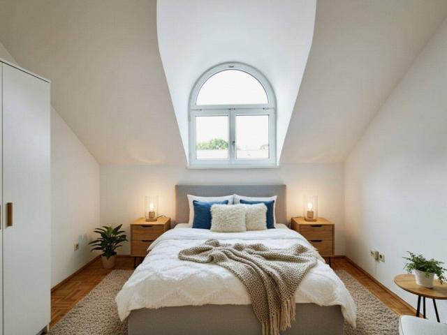 Schöne Altbau Dachgeschosswohnung mit Airbnb Potenzial