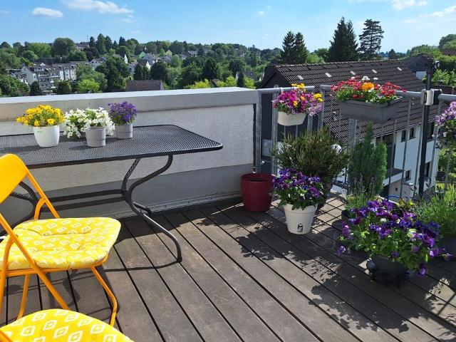 Schöne geräumige Dachgeschosswohnung ETW Wohnung im Maisonette St