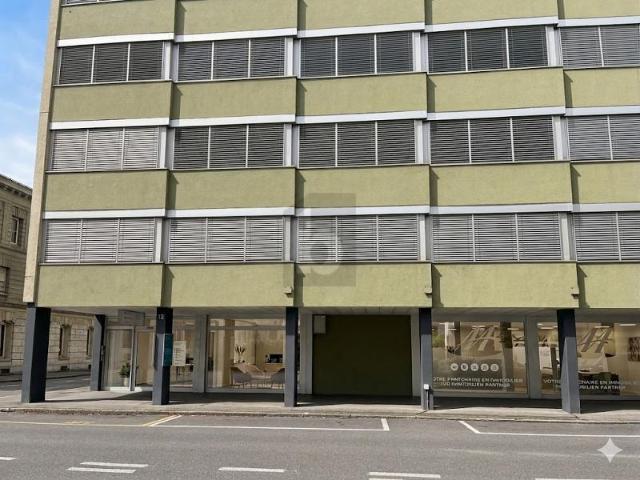 SCHÖNE GESCHÄFTSGEBÄUDE
