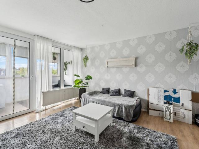 Schöne Dachgeschosswohnung mit Wintergarten und Pkw Stellplatz in Düsseldorf Bennrath