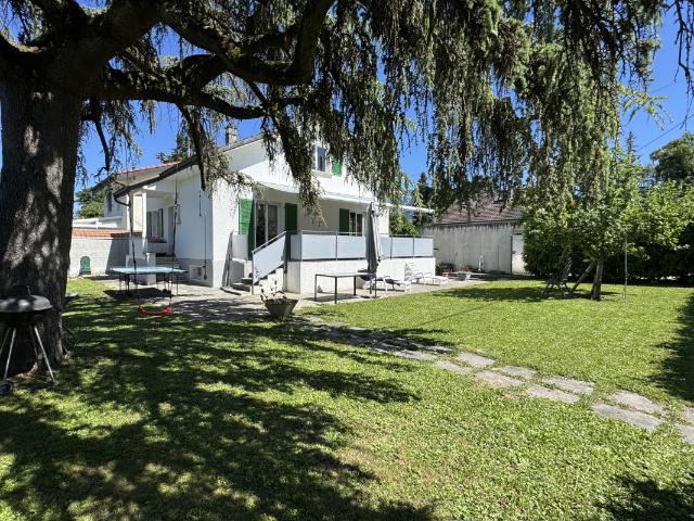 SCHÖNE FAMILIENVILLA MIT FÜNF SCHLAFZIMMERN