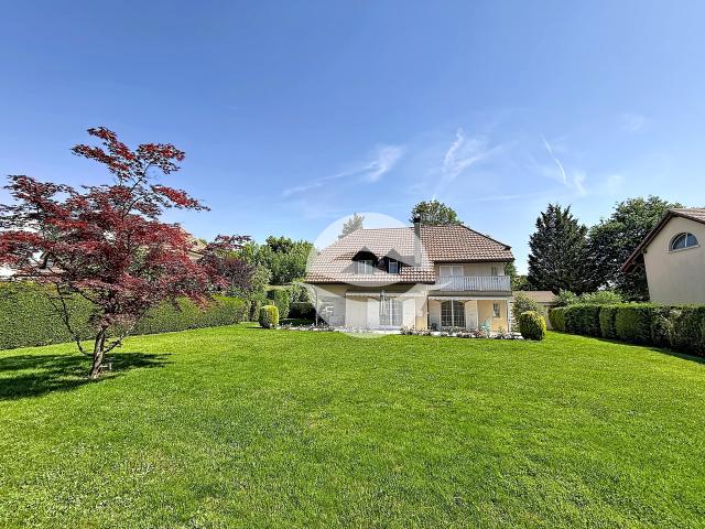 Schöne freistehende Villa mit Garten und Doppelgarage