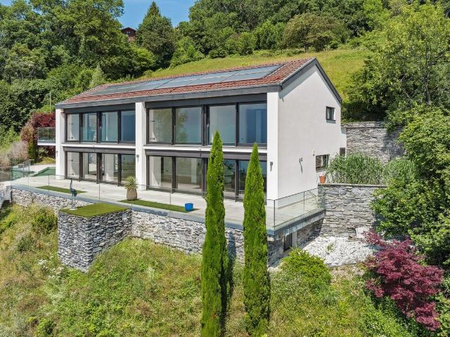 Schöne freistehende Villa mit Pool und Seeblick!