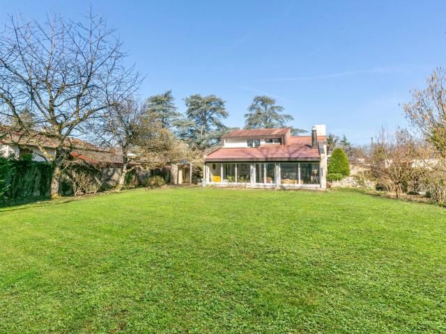 Schöne freistehende Villa am Ufer des Seymaz