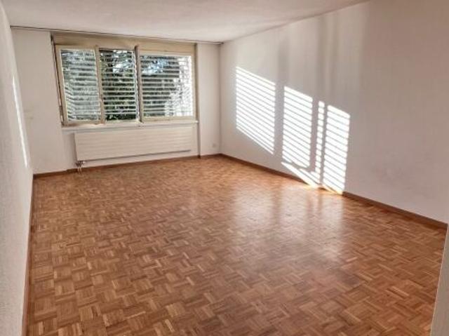 Schöne helle 1 1/2 Zimmer Wohnung Altbau