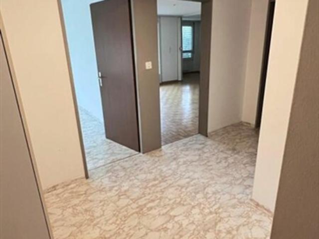 Schöne helle 2 1/2 Zimmer Wohnung Altbau 1.OG