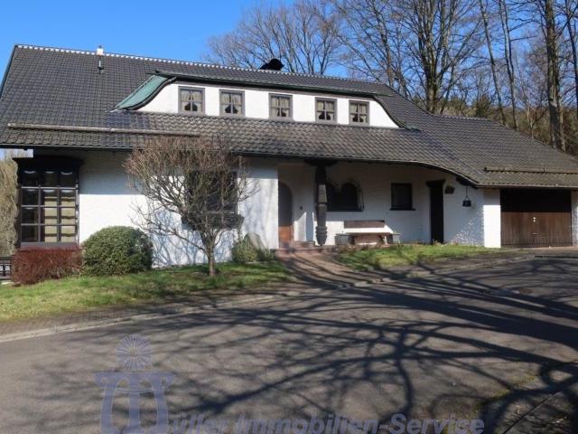 Schöne Landhaus Villa in unverbaubarer Orts und Waldrandlage von Homburg