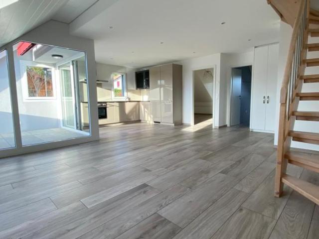 Schöne Maisonette, von 3,5 Zimmern, Kreuzung, hell, Dachboden, in kleiner PSA, von 6 Wohnungen