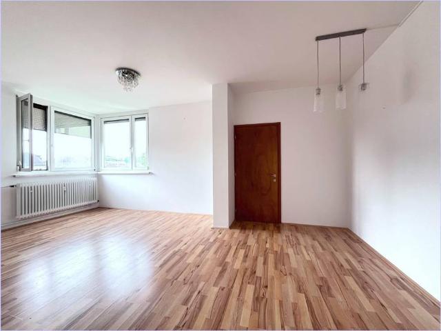 Schöne Wohnung in guter ruhiger Lage/ Jennersdorf. 54m2, 1 SZ, W WZ, Küche, Bad, WC, Keller, Garten