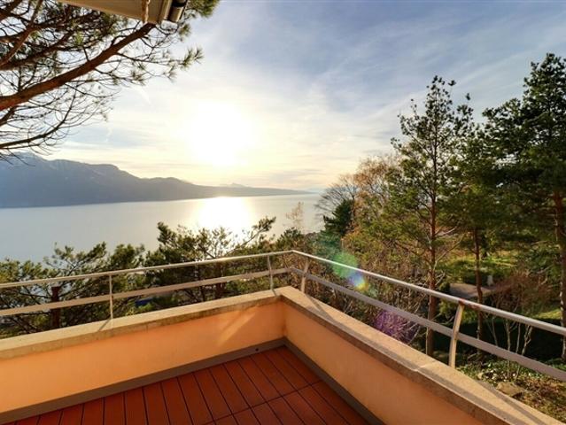 Schöne und große freistehende Villa mit herrlichem Seeblick