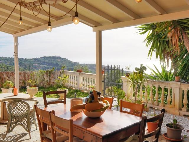 Schöne Villa mit Garten und Meerblick in Imperia