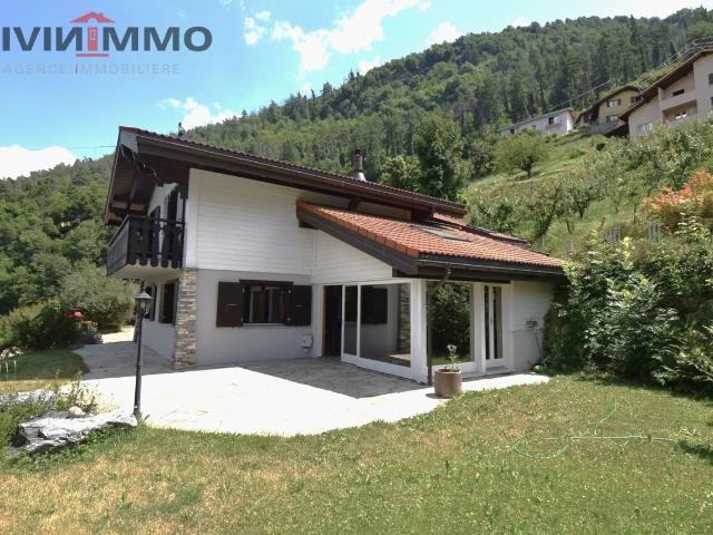 Schöne Villa mit Spa, Garage und überdachter Terrasse