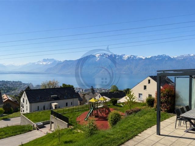 SCHÖNE ZWEIHÄUSIGE VILLA MIT 5,5 ZIMMERN UND SEEBESICHT