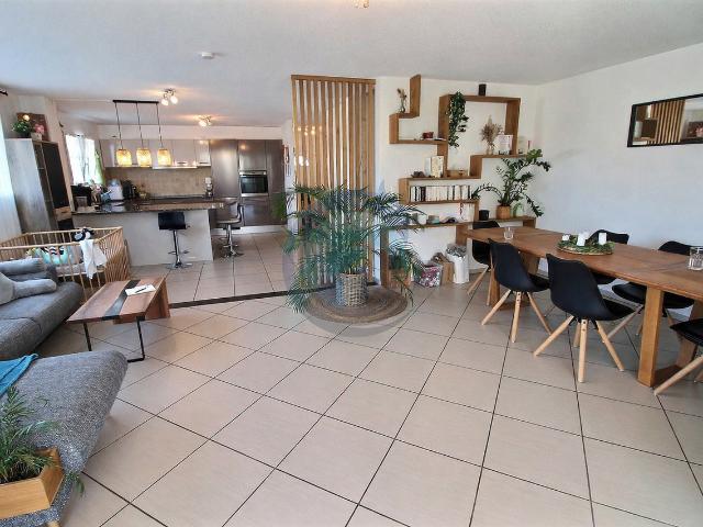 SCHÖNER 4,5 ZIMMER ECK DUPLEX MIT TERRASSE UND PRIVATGARTEN