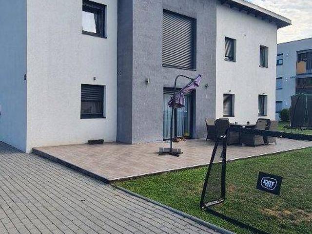 Schönes Mehrfamilienhaus in einer Neubausiedlung