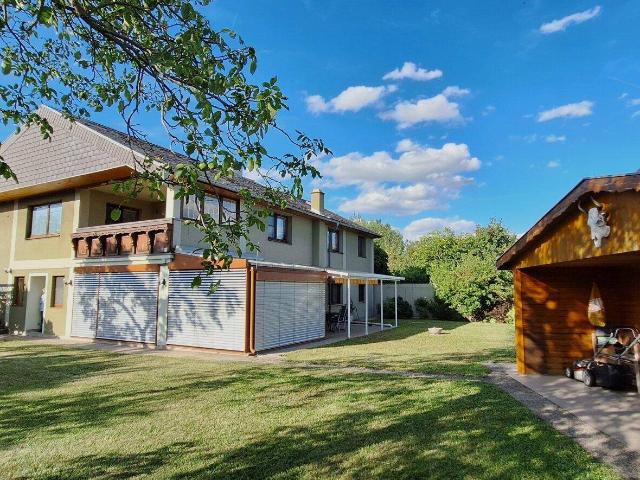 Schöner Privatwohnsitz mit großem Garten, 5 Schlafzimmern, 4 Bädern und Einliegerwohnung
