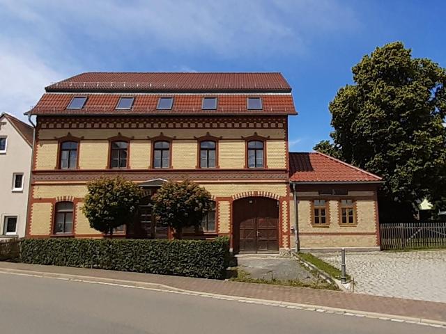 Schönes Mehrfamilienhaus Sanierungsobjekt mit Garten, Brunnen, Stellplätzen