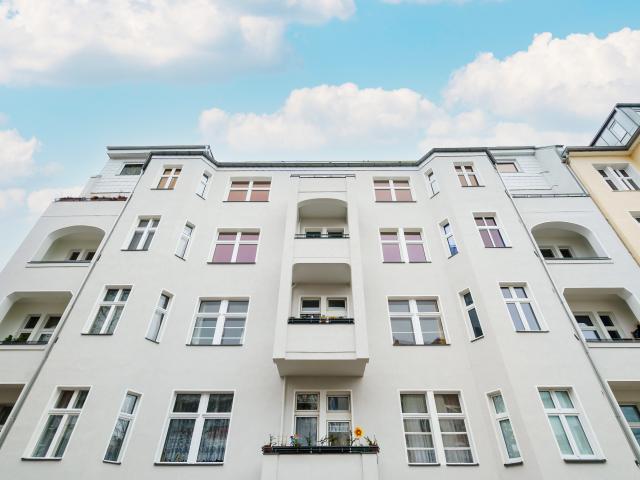 Schönes Altbau Investment: Vermietete 3 Zimmer Wohnung mit Süd Balkon