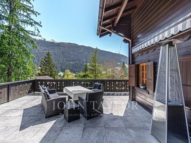 Schönes Chalet eingebettet in eine grüne Oase mit Blick auf die Berge