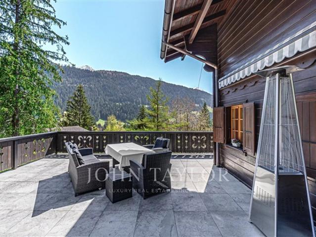 Schönes Chalet eingebettet in eine grüne Oase mit Blick auf die Berge