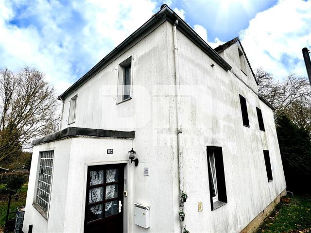 Schönes Ein bis Zweifamilienhaus mit Gartenbereich, Terrasse + Balkon und Doppelgarage