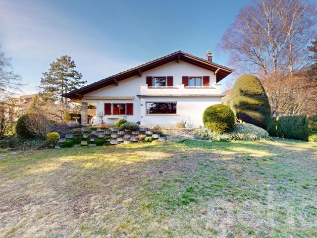 Schönes Einfamilienhaus auf einem großen Grundstück mit Bäumen in einer ruhigen Gegend in Bex