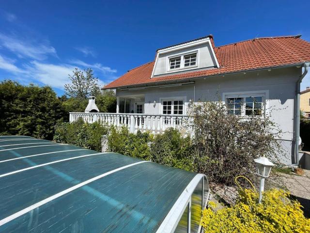 Schönes Einfamilienhaus im Landhausstil mit Garten & Pool