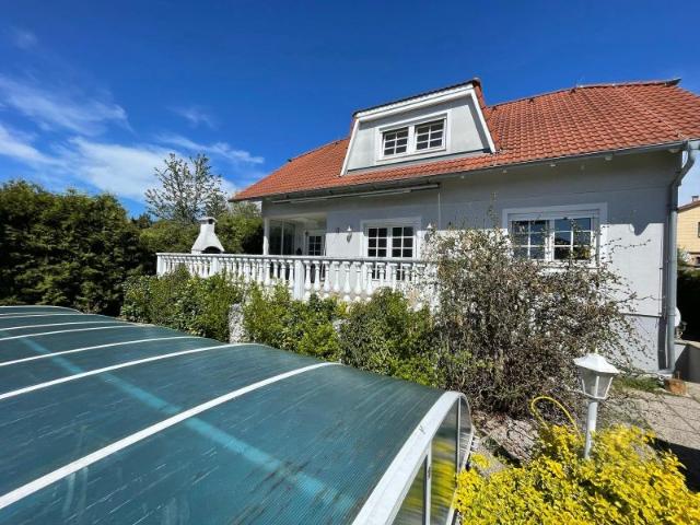 Schönes Einfamilienhaus im Landhausstil mit Garten & Pool