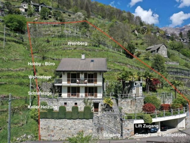 Schönes Einfamilienhaus in herrlicher Sonnenlage mit grossem Garten, eigenem Weinberg und Lift