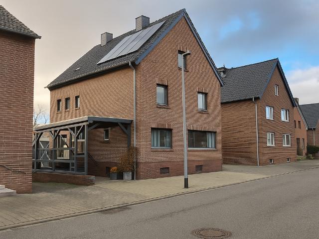 Schönes Einfamilienhaus mit Gästewohnung, Wintergarten, PV Anlage & großem Garten