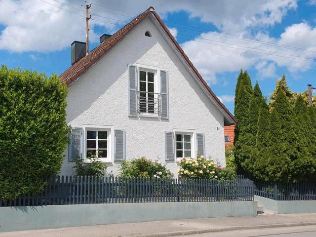 Schönes Einfamilienhaus mit Pool und wunderschönem Garten