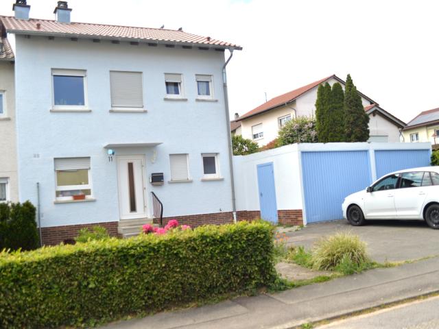 Schönes Einfamilienhaus REH mit Garagen