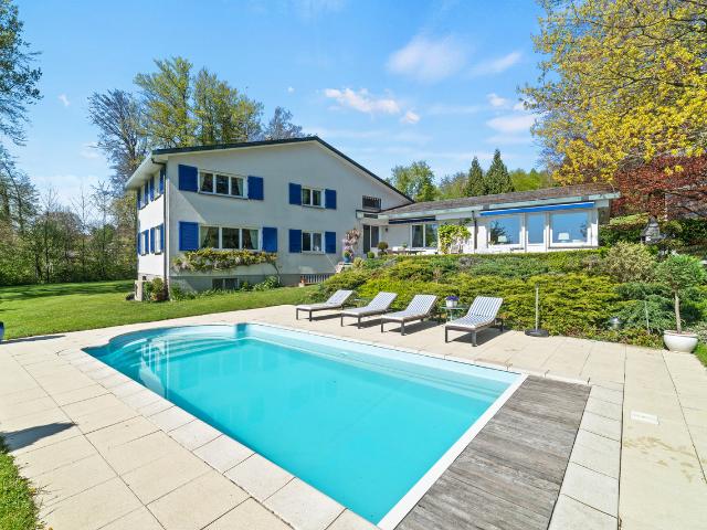 Schönes Familienanwesen mit Schwimmbad am Stadtrand von Lausanne
