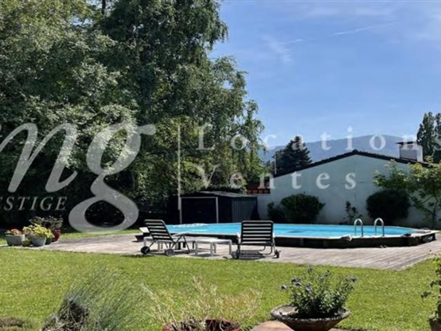 SCHÖNES FREISTEHENDES FAMILIENHAUS VON CA. 220 M² – GROSSER PRIVATER GARTEN VON 1250 M² MIT SWIMMINGPOOL