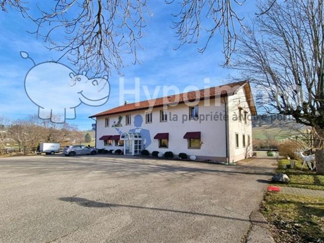 Schönes Gebäude mit einem renommierten Restaurant und einer 9 Zimmer Wohnung mitten in der Natur