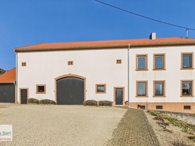 SCHÖNES, GEPFLEGTES BAUERNHAUS MIT VIEL PLATZ!