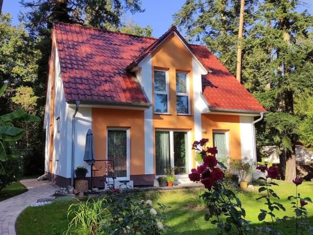 Schönes helles Haus am grünen Stadtrand. Möbliert. Provisionsfrei