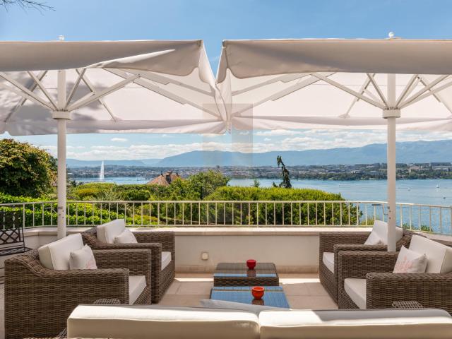 Schönes klassisches Haus mit Panoramablick auf den See in Cologny