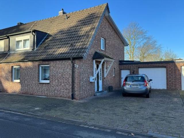 schönes, ruhig, aber zentral gelegenes Einfamilienhaus mit großem Garten und Garage zu verkaufen