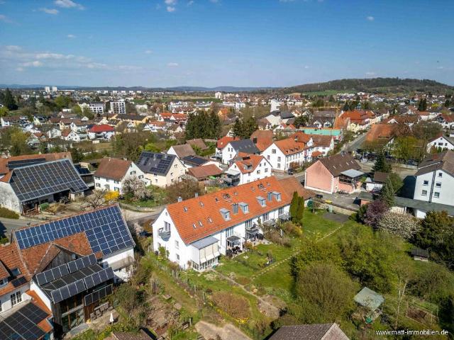 Schönes Reihenmittelhaus mit 5,5 Zimmern, Terrasse, Gartenanteil und Garage in Rielasingen